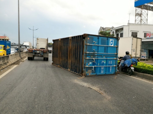Container rơi giữa đường 