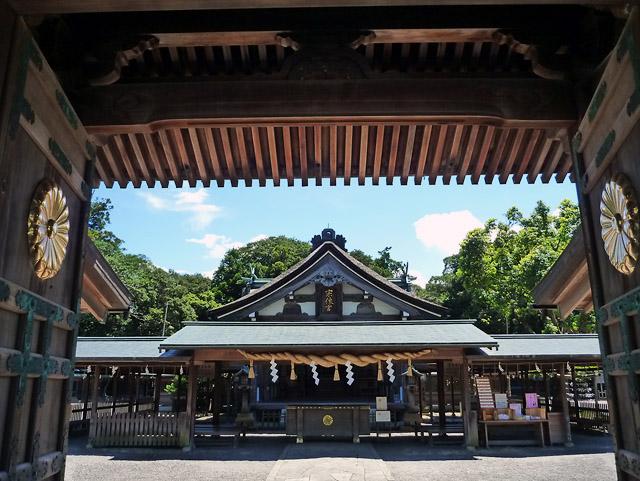 
Ng&ocirc;i đền Munakata Taisha, tr&aacute;i tim của h&ograve;n đảo.
