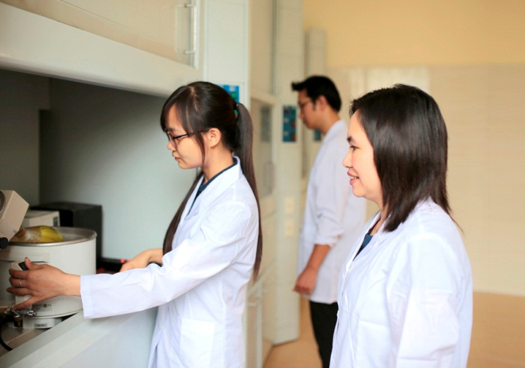 TS Hà Phương Thư cùng cộng sự tại Viện Khoa học vật liệu – Viện Hàn lâm Khoa học và Công nghệ VN