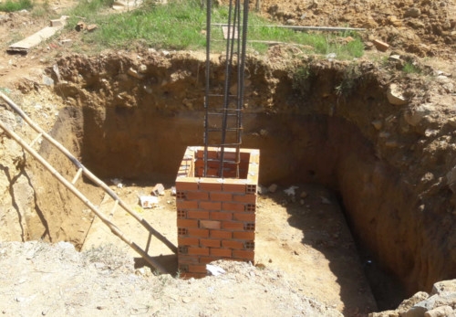 Hố móng công trình nơi nạn nhân bị rơi xuống tử vongẢNH: ĐỖ TRƯỜNG