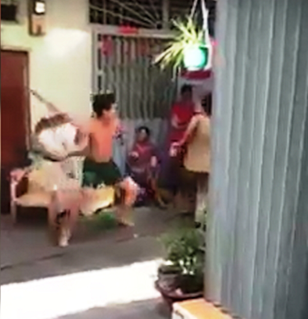 Hình cắt từ clip vụ việc.
