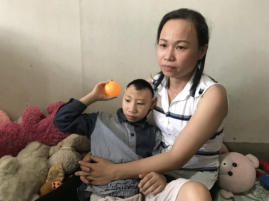 Chị Đo&agrave;n Thị Huyền, vợ cũ anh Nghị v&agrave; mẹ của hai đứa con bị tật nguyền.