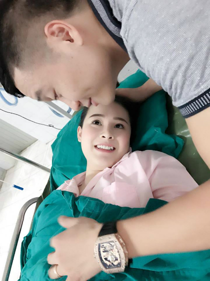 
Vợ y&ecirc;u giỏi lắm, đ&atilde; ho&agrave;n th&agrave;nh nhiệm vụ xuất sắc rồi n&egrave;...Thương lắm, y&ecirc;u vợ trần đời lu&ocirc;n!, anh B&ugrave;i T&ugrave;ng viết chia sẻ tr&ecirc;n Facebook khi vợ vừa sinh.
