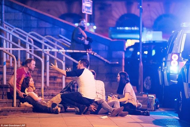 Người bị thương nằm la liệt bên ngoài nhà thi đấu Manchester. (Ảnh: Dailymail)