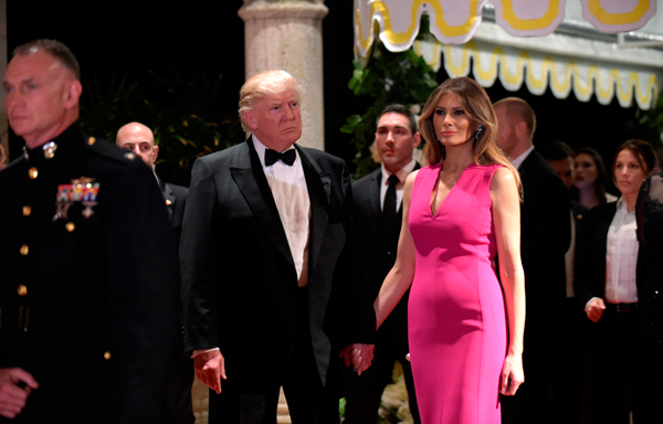 
Tổng thống Donald Trump và Đệ nhất phu nhân Melania tới dự gala lần thứ 60 của Hội chữ thập đỏ tại khu nghỉ dưỡng ở quận Palm Beach, bang Floria, hồi tháng 2 vừa qua. Ảnh: AP Photo/Susan Walsh.
