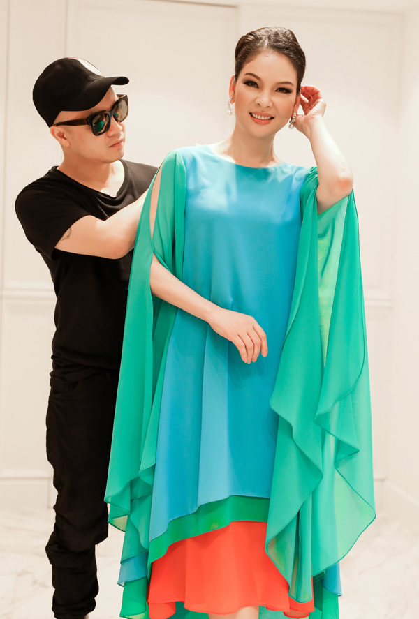 
Đỗ Mạnh Cường chăm chút trang phục cho Thủy Hương chuẩn bị dự show thời trang của anh tại Phú Quốc.

