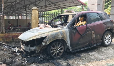 Chỉ sau ít phút chiếc xe Mazda CX5 đã bị ngọn lửa thiêu trụi.
