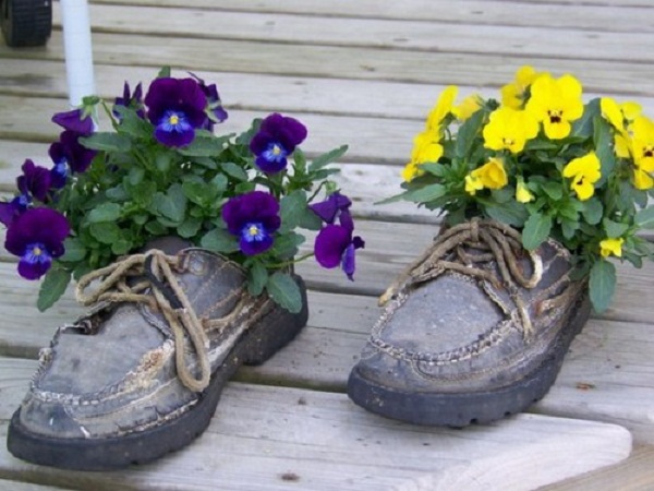 Chậu hoa được làm từ đôi giày sẽ đem đến sự độc đáo cho góc vườn của bạn.