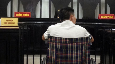 Ngồi xe lăn, bị cáo này vẫn hai lần hầu tòa tội đánh bạc.