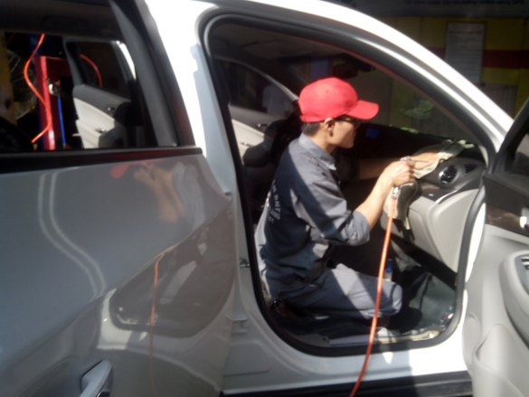 Nhờ cậu nhân viên rửa xe mà bà vợ biết được bí mật của chồng. (Ảnh minh họa)