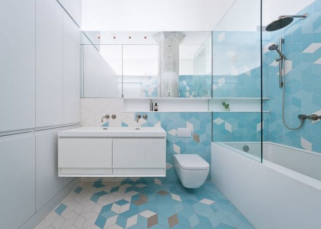3. Phòng tắm được thiết kế tinh tế với cách phân ô, khu vực rõ ràng. Sắc trắng và xanh da trời dịu được bố cục hài hòa, tạo vẻ tươi mát, dễ chịu ngay khi bước chân từ cửa vào. Đặc biệt, bức tường gương chạy dài khiến chúng ta thêm mẩn mê dưới không gian mát mẻ này.