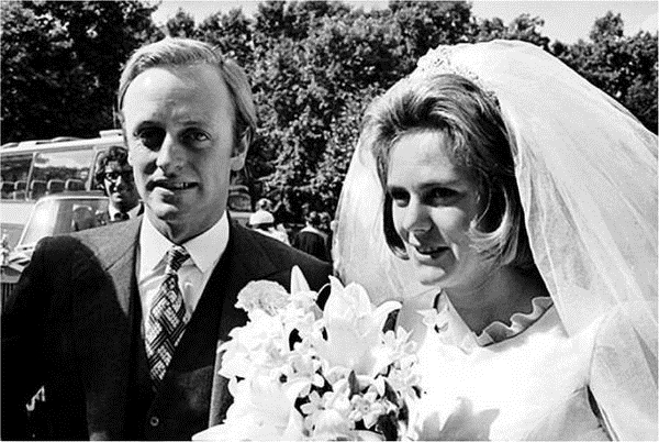 
Camilla trong đám cưới với người chồng đầu tiên.
