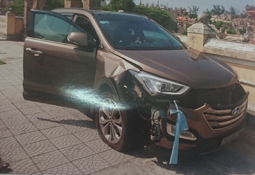 
Chiếc ô tô của ông Nguyễn Thanh Phong bị hư hỏng do nghi phạm Hải điều khiển đâm vào một bức tường khi gây án. Ảnh: CQĐT
