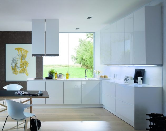 3. Ở nhà bếp này, kiến trúc sư lại khéo léo bài trí những tủ đựng đồ, ghế ngồi, gạch lát cùng tông màu trắng bóng. Sắc trắng bóng tạo cảm giác không gian mở rộng lại vô cùng hiện đại cho nhà bếp của bạn.