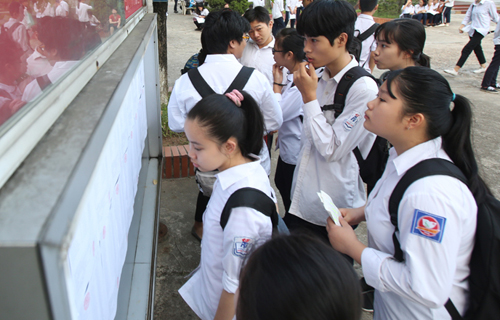 
Th&iacute; sinh xem sơ đồ ph&ograve;ng thi tại điểm trường THPT L&yacute; Thường Kiệt (quận Long Bi&ecirc;n). Ảnh: Ngọc Th&agrave;nh.
