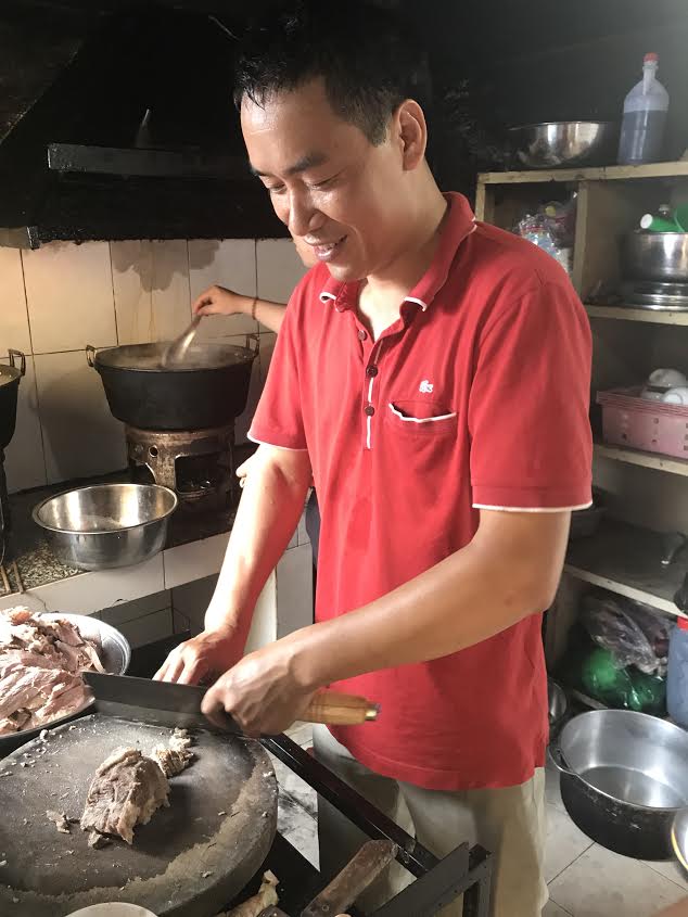 Nghệ nh&acirc;n Ngọc Vượng chế biến m&oacute;n phở