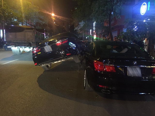 Hiện trường vụ tai nạn Toyota Camry đ&egrave; đầu cưỡi cổ BMW 750Li ngay tr&ecirc;n phố.