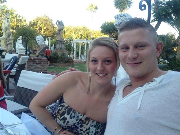 
Anh ch&agrave;ng trong đoạn video n&agrave;y đ&atilde; c&oacute; vợ.
