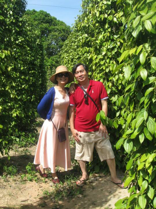 
Diễn viên Minh Phương và ông xã trong một chuyến du lịch tại Phú Quốc.
