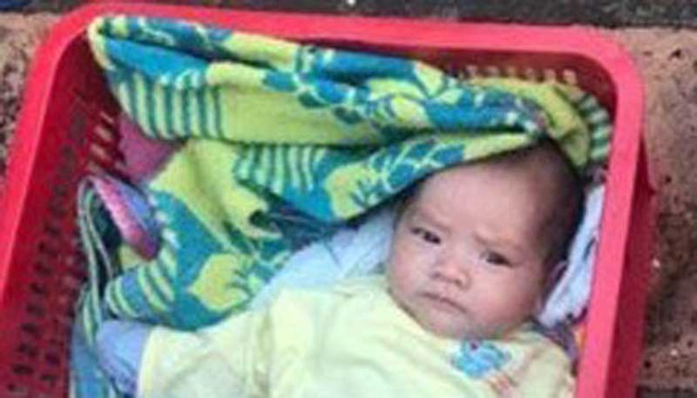 Bé trai khoảng hơn 2 tháng tuổi thời điểm bị bỏ rơi cùng anh trai ven đường Võ Văn Ngân. (Ảnh người dân cung cấp).