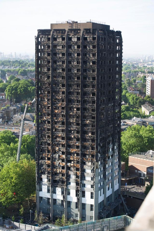 
Tòa nhà Grenfell Tower cháy rụi. Ảnh: The Sun
