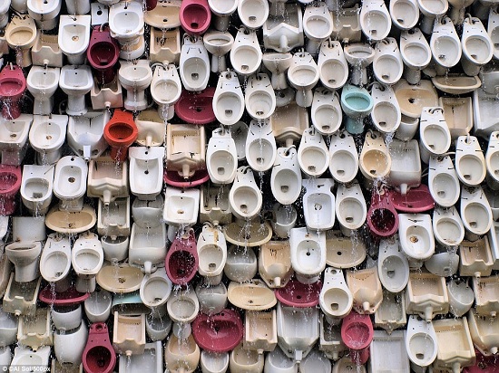 Dám cá bạn sẽ choáng và loay hoay không biết phải sử dụng thế nào với hệ thống toilet đầy màu sắc này. Đây là một tác phẩm của nghệ nhân Trung Quốc Shu Yong, được tạo nên bởi hơn 10.000 chiếc bồn cầu, bồn rửa tay.