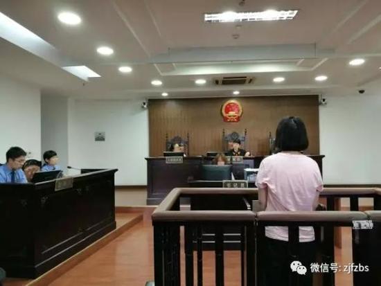 
Bị c&aacute;o Vương kh&oacute;c suốt từ l&uacute;c mở m&agrave;n đến khi kết th&uacute;c phi&ecirc;n t&ograve;a.
