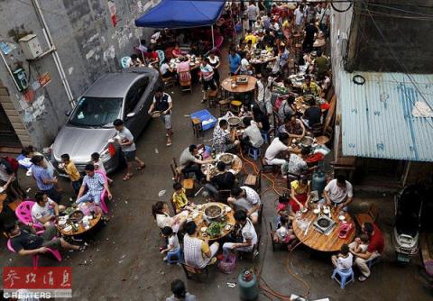 
Lễ hội ăn thịt chó tưng bừng ở Trung Quốc
