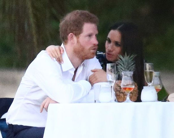 
Harry và bạn gái Meghan Markle.
