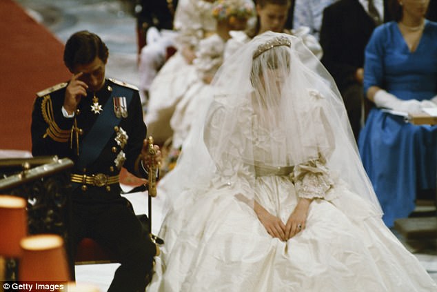 
Đám cưới này với Công nương Diana mà nói là sự căng thẳng và đấu tranh tư tưởng dữ dội.
