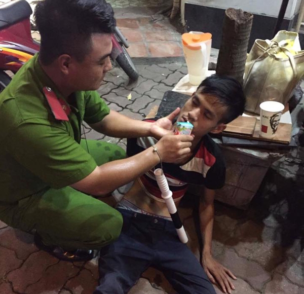 Hiện tại sức khỏe anh Nam dần ổn định, lực lượng chức năng đang tiến h&agrave;nh li&ecirc;n lạc với gia đ&igrave;nh đưa về qu&ecirc;.