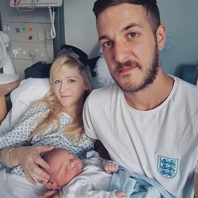 Charlie Gard v&agrave; bố mẹ.