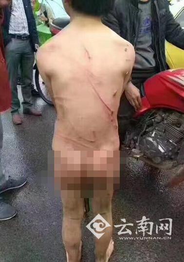 
... bị bắt khỏa th&acirc;n dưới trời mưa.
