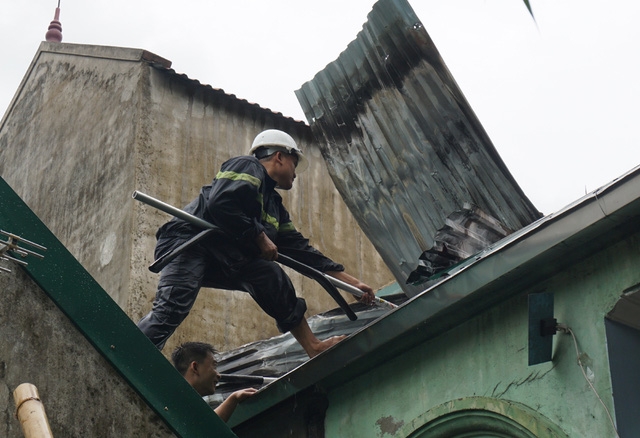 Dùng câu liêm phân tán các vật liệu dễ cháy trên gian nhà sát mái