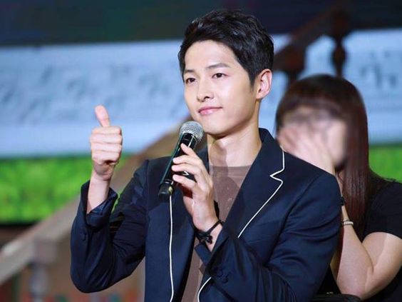 
Song Joong Ki vẫn đang sống cùng cha mẹ, sau đám cưới, anh sẽ bắt đầu cuộc sống riêng với Song Hye Kyo tại ngôi nhà 9 triệu USD.
