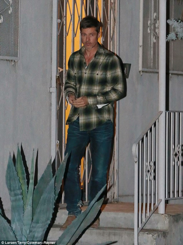 
Cuối tháng 5, Brad Pitt bị bắt gặp trong trang trạng thái mệt mỏi và gầy đi đáng kể vì làm việc quá sức. Tài tử diện quần jeans giản dị và áo sơ mi để lộ vùng cổ gân guốc. Để hàn gắn vết thương tinh thần, tài tử The Tree Of Life vùi mình vào bộ môn điêu khắc tượng từ vài tháng nay.
