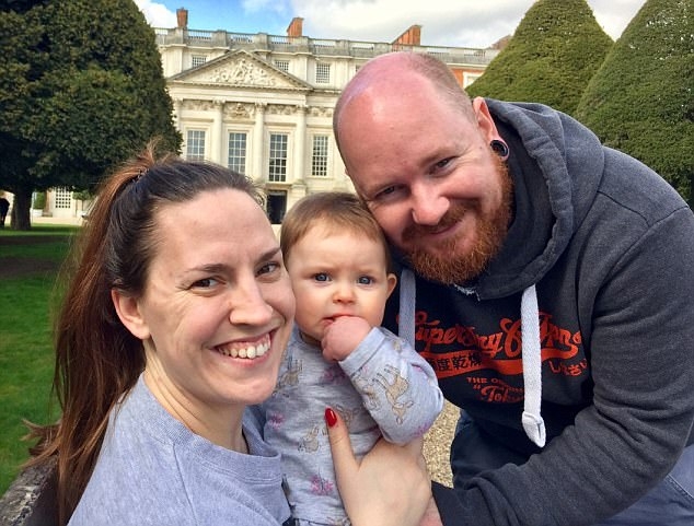 
Rất may mắn, c&ocirc; b&eacute; ch&agrave;o đời ho&agrave;n to&agrave;n khỏe mạnh, chuẩn bị tr&ograve;n 1 tuổi. (Ảnh: dailymail)
