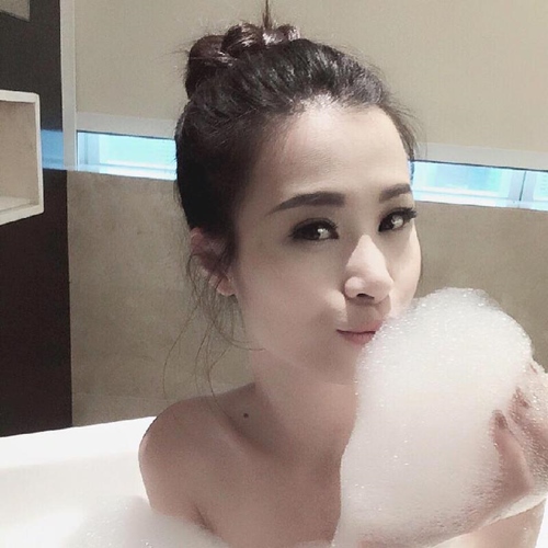 Mỹ nhân Việt khoe ảnh nude trong bồn tắm