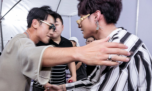 Ca sĩ Bi Rain (trái) bắt tay Sơn Tùng MT-P tại hậu trường đêm nhạc cả hai tham gia ở Thái Lan vào đầu tháng 6.