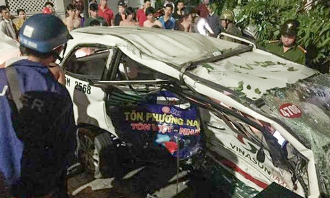 Chiếc taxi biến dạng, 2 người bị trọng thương - Ảnh: K. Nguyễn