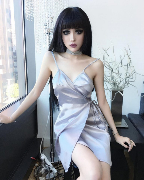 
Trong c&aacute;c bức ảnh đăng l&ecirc;n Instagram của m&igrave;nh, Kina Shen thường trở n&ecirc;n nổi bật nhờ l&agrave;n da trắng sứ, đ&ocirc;i mắt to như nh&acirc;n vật hoạt h&igrave;nh v&agrave; quần &aacute;o bắt mắt.

