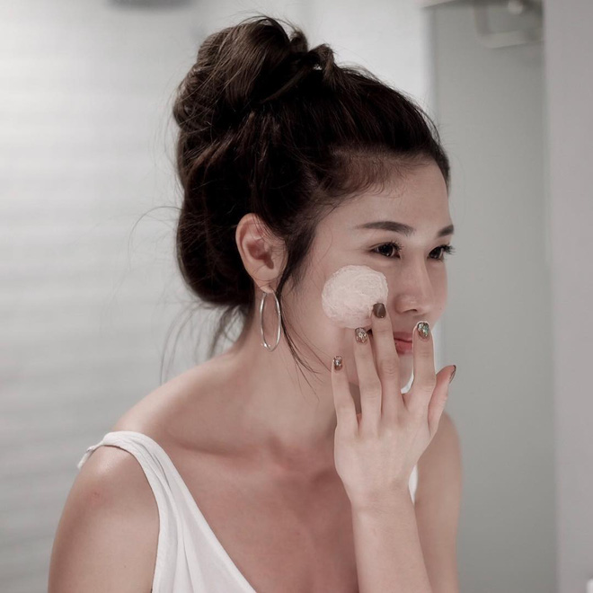 Độ pH cao của nhiều loại sữa rửa mặt chính là nguyên nhân khiến da bạn bị khô, căng rít ngay sau khi rửa mặt.