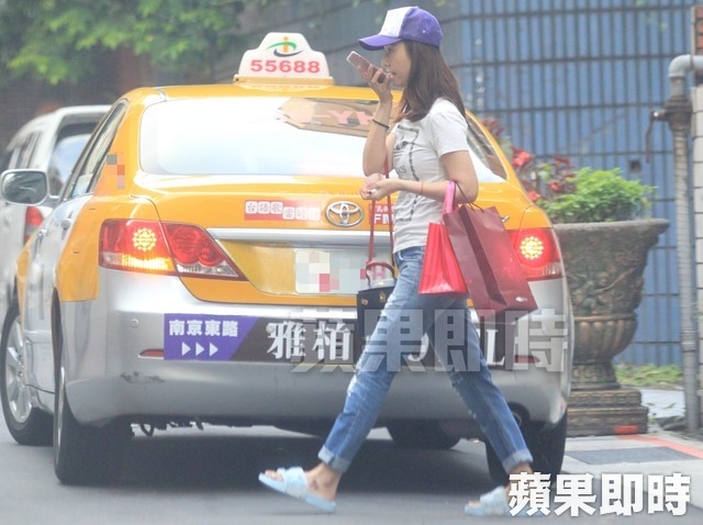 
Lâm Tâm Như ra về với túi xách lỉnh kỉnh trên tay, cô kêu taxi trở về nhà.
