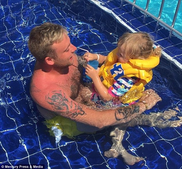 
Khi c&ograve;n sống, Mikey rất quan t&acirc;m, hay vui chơi c&ugrave;ng con c&aacute;i. (Ảnh: dailymail)
