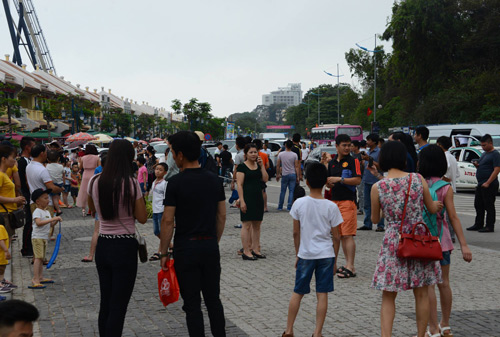 
Khu du lịch B&atilde;i Ch&aacute;y đ&ocirc;ng kh&aacute;ch du lịch dịp cuối tuần. (Ảnh: Nguyễn Qu&yacute;).
