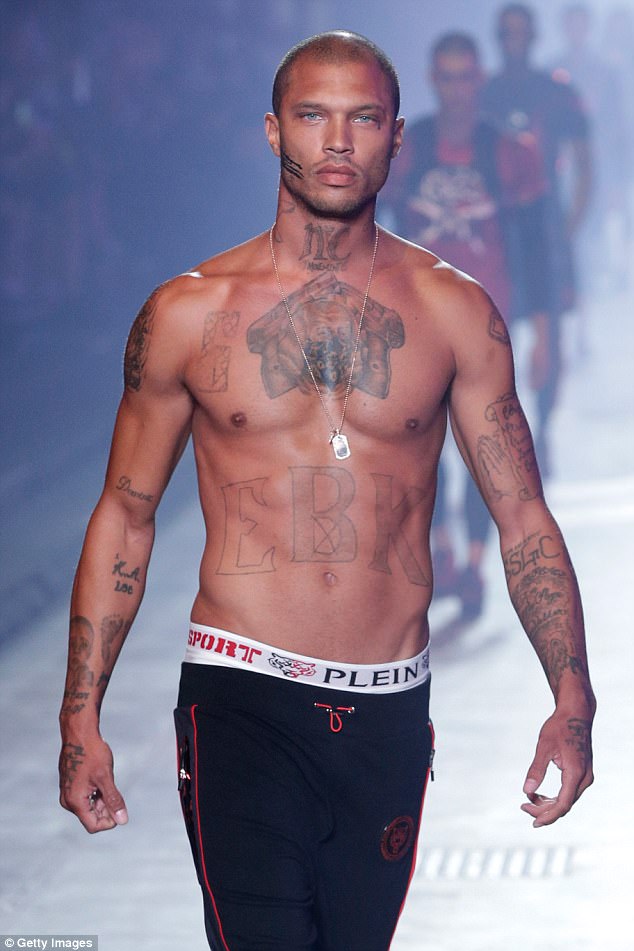 
Jeremy Meeks tự tin sải bước tr&ecirc;n s&agrave;n catwalk (Ảnh: dailymail)

