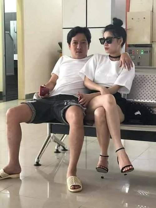 
Hai người tại s&acirc;n bay ở C&ocirc;n Đảo. Trường Giang, Nh&atilde; Phương thường xuất hiện giản dị trong cuộc sống thường ng&agrave;y. Ảnh: FB.
