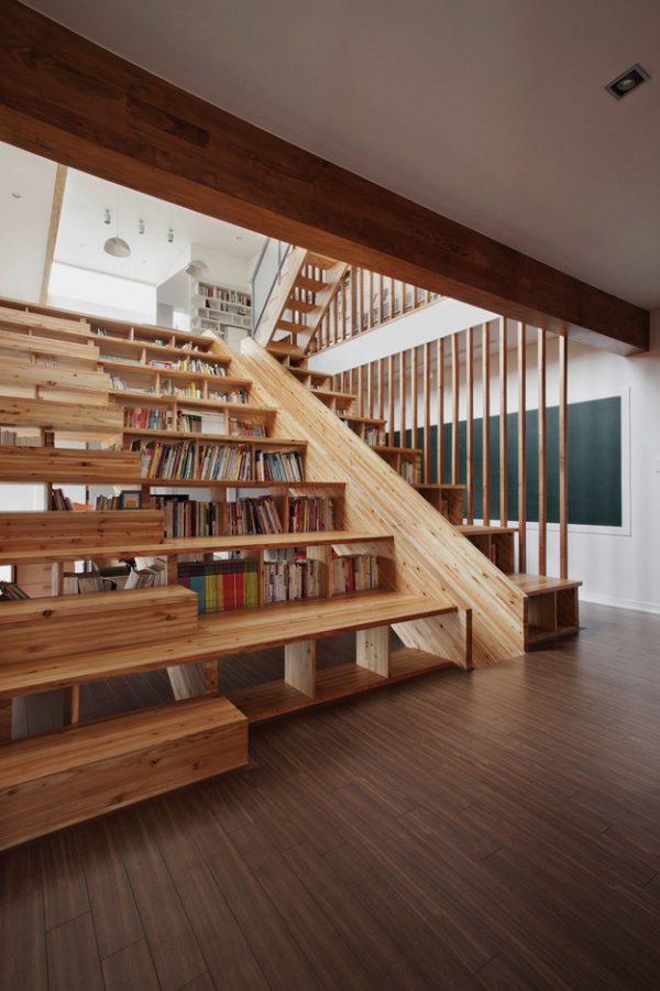 3. Các bậc thang được thiết kế rộng rãi với không gian bên dưới đầy ắp sách. Nơi đây giống như 1 thư viện chứ không còn là giá sách nhỏ bé nữa!