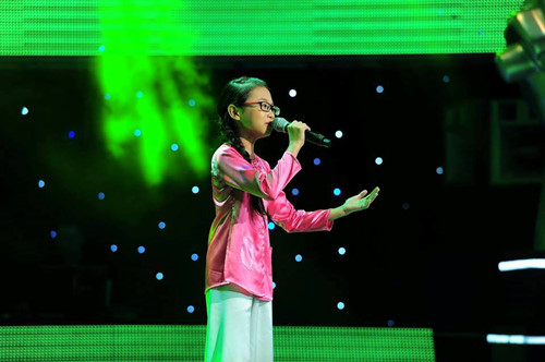 Phương Mỹ Chi trên sân khấu gameshow The Voice Kids năm 2013, giọng ca nhí vụt sáng nhờ ca khúc Quê em mùa nước lũ
