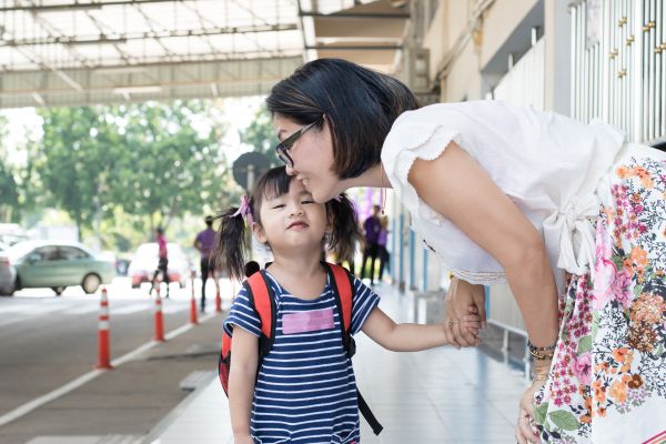 Duy trì nề nếp cố định khi đưa trẻ đi nhà trẻ/mẫu giáo là vô cùng quan trọng (Ảnh minh họa).